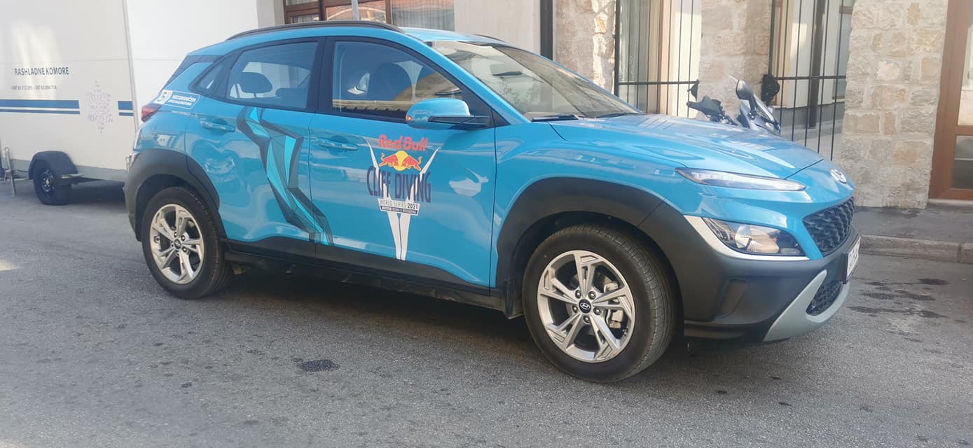 Automobil prekriven brendiranom folijom