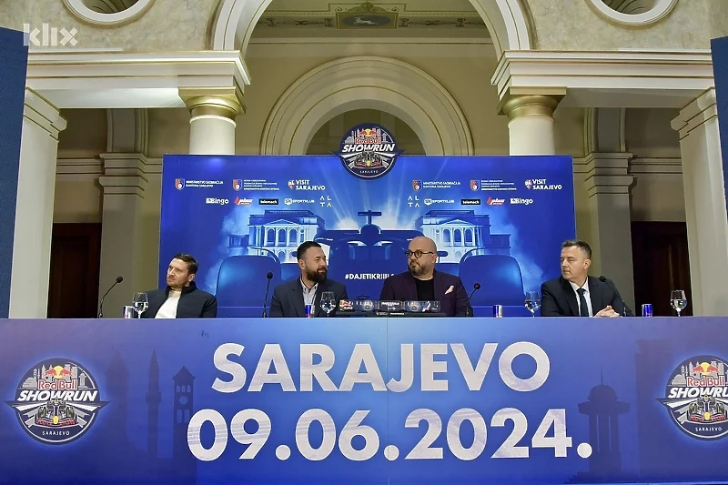 Press konferencija ispred štampane brendirane pozadine